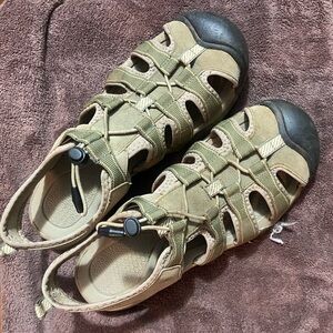 Size 9 women’s sandal